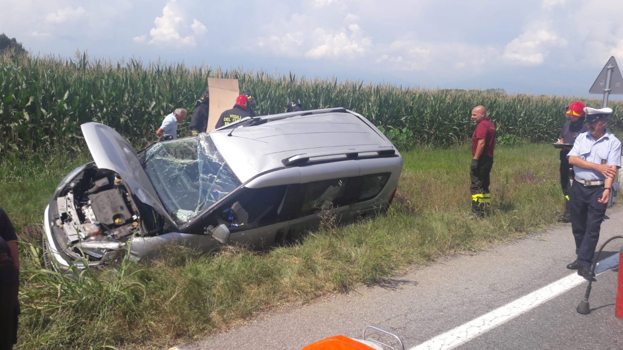Incidente sulla 460, Fiat Doblò si ribalta a Rivarolo | FOTO e VIDEO