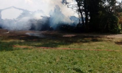 Incendio a Balangero, a fuoco una legnaia di ampie dimensioni
