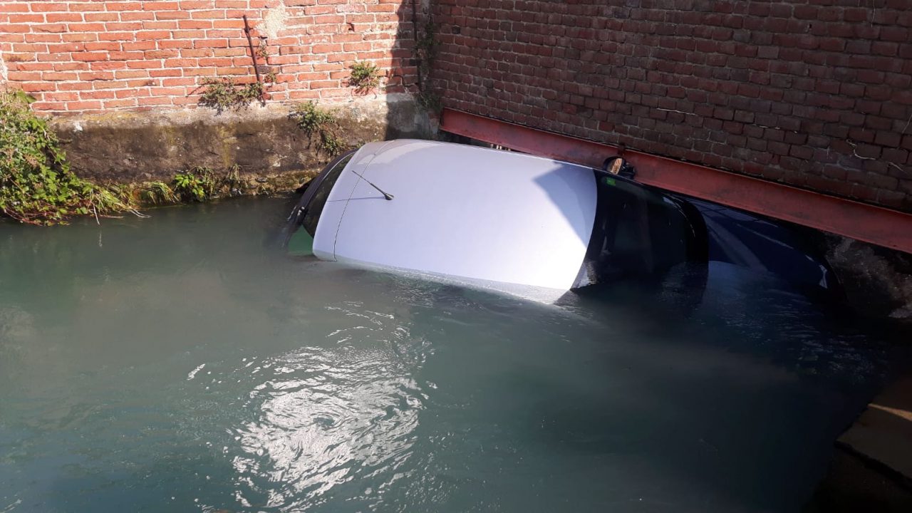 Parcheggia senza freno a mano e si allontana: l’auto finisce nel canale