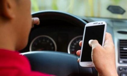 Smartphone ritirato a chi viene pizzicato alla guida al cellulare, la proposta torinese