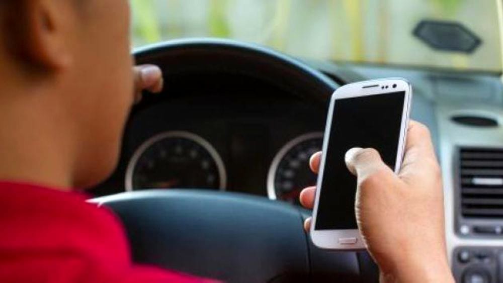 Smartphone ritirato a chi viene pizzicato alla guida al cellulare, la proposta torinese