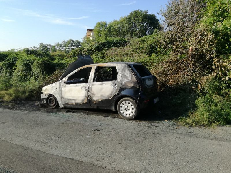 Auto in fiamme nella notte