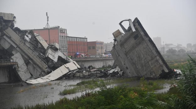 Commenti polemici dei canavesani sul crollo del ponte a Genova