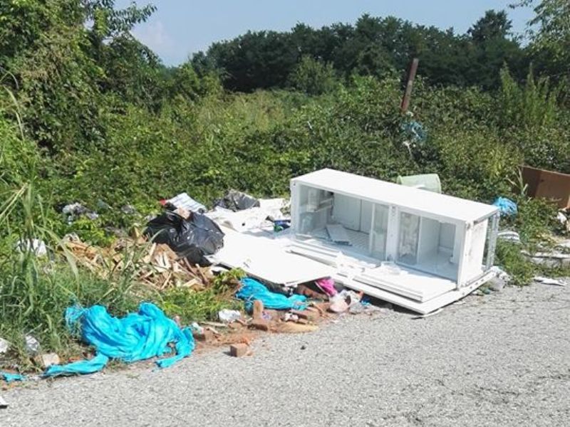 Discariche a cielo aperto altri mucchi a Volpiano
