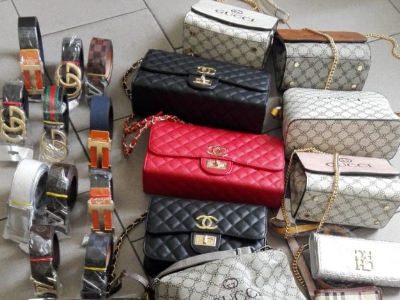 Merce contraffatta al mercato: multe e sequestri da parte della Polizia municipale