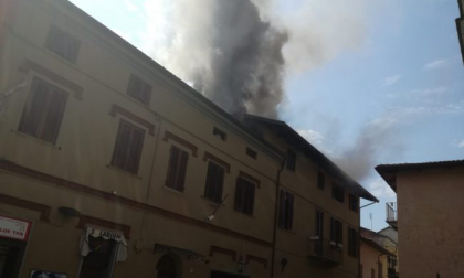 Incendio a Ciriè, brucia mansarda nel centro storico | FOTO e VIDEO