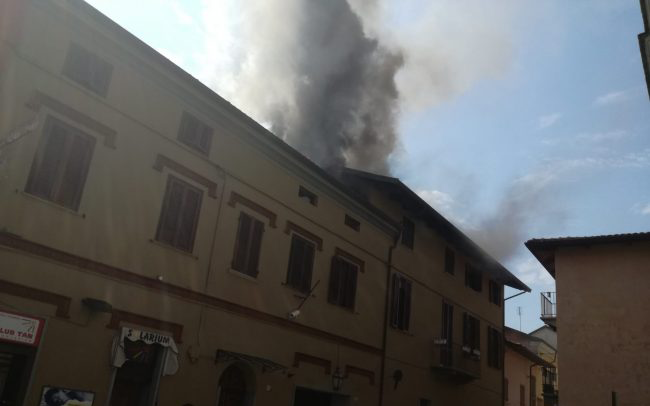Incendio a Ciriè, brucia mansarda nel centro storico | FOTO e VIDEO