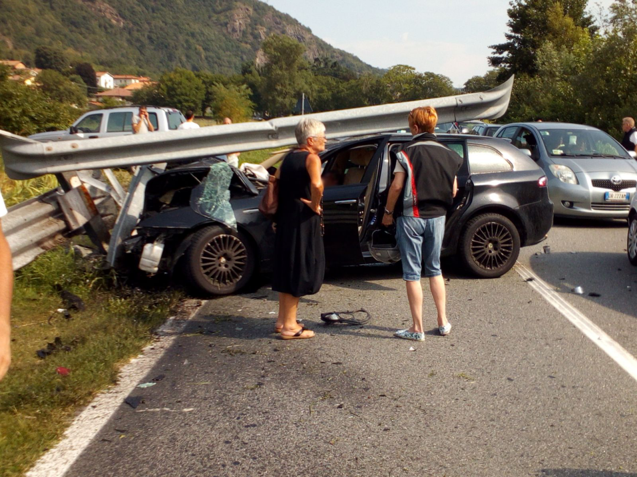 Incidente a Borgofranco, auto sradica guard rail | FOTO