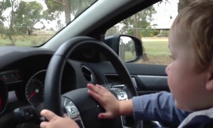 Bimbo di 5 anni al volante provoca un incidente