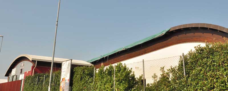 Il tetto della piscina? Un colabrodo