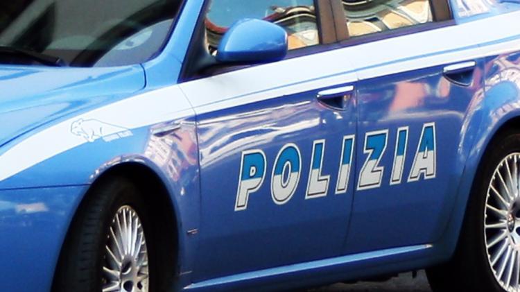 Stringe i genitali del negoziante per rubare una bottiglia di vodka