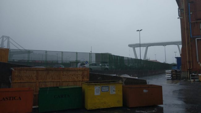 Crolla ponte autostradale a Genova, attenzione se siete in viaggio | FOTO e VIDEO