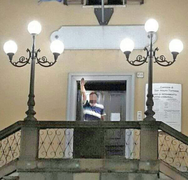 Saluto romano dallo scalone di San Mauro, scoppia il caso