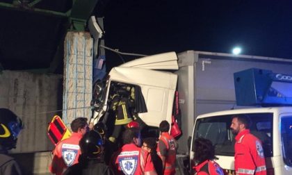 Camion si schianta contro pilone in autostrada sul raccordo Ivrea-Santhià