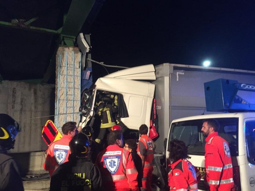 Camion si schianta contro pilone in autostrada sul raccordo Ivrea-Santhià