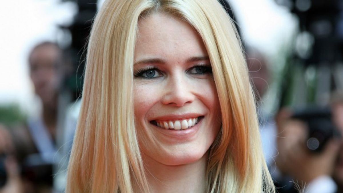 Claudia Schiffer a Venaria, blitz a pochi passi dalla Reggia