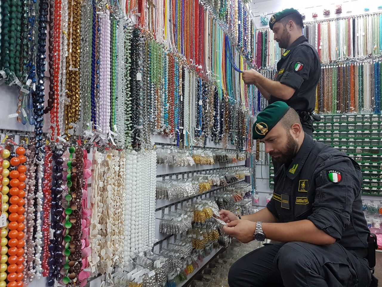 Maxi sequestro della finanza: oltre 26.000.000 prodotti non sicuri | VIDEO