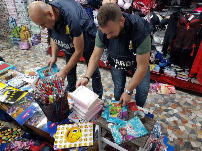 Maxi sequestro articoli di cancelleria, un milione di articoli pericolosi | VIDEO