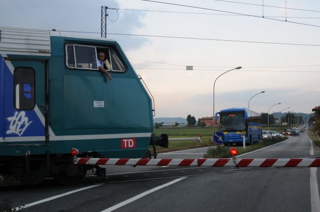53enne di Candia travolge passaggio a livello e scappa