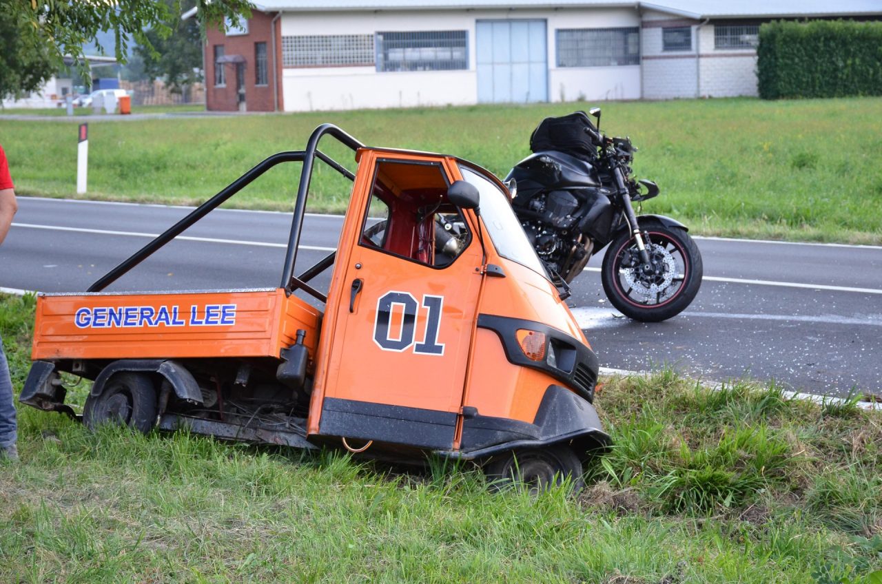 Incidente a Settimo Vittone, si scontrano Apecar e moto | FOTO