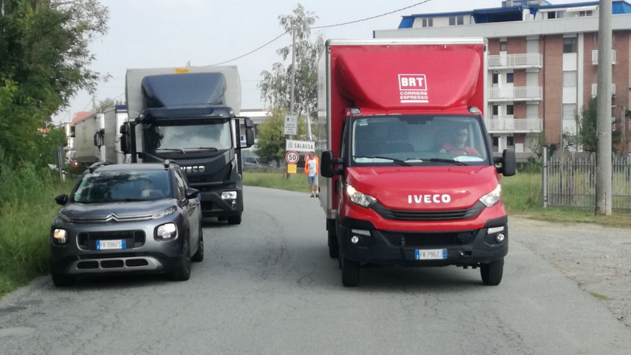 Sbarre abbassate, traffico bloccato a Salassa