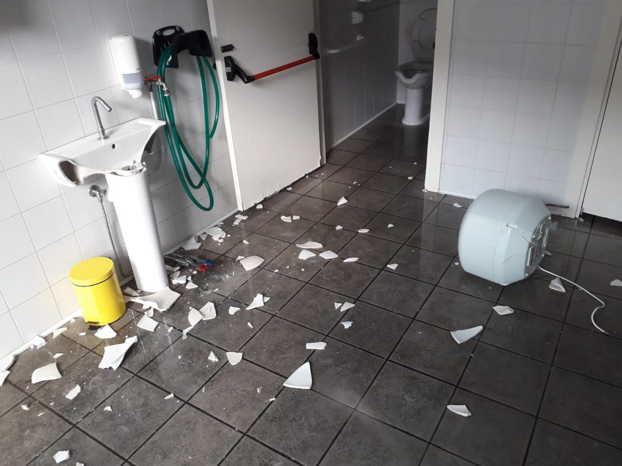 Vandali in azione a Castellamonte: devastato il bagno dell’ex stazione