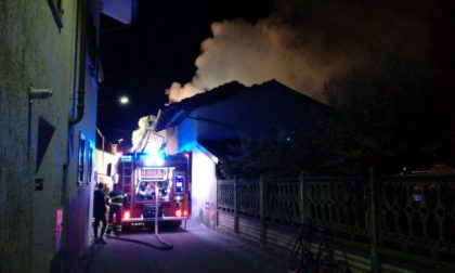 Incendio a Vische, danni alle case e tanti vigili del fuoco in azione