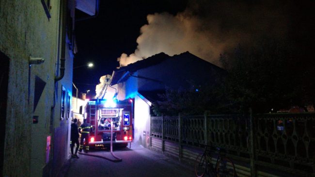 Incendio a Vische, danni alle case e tanti vigili del fuoco in azione