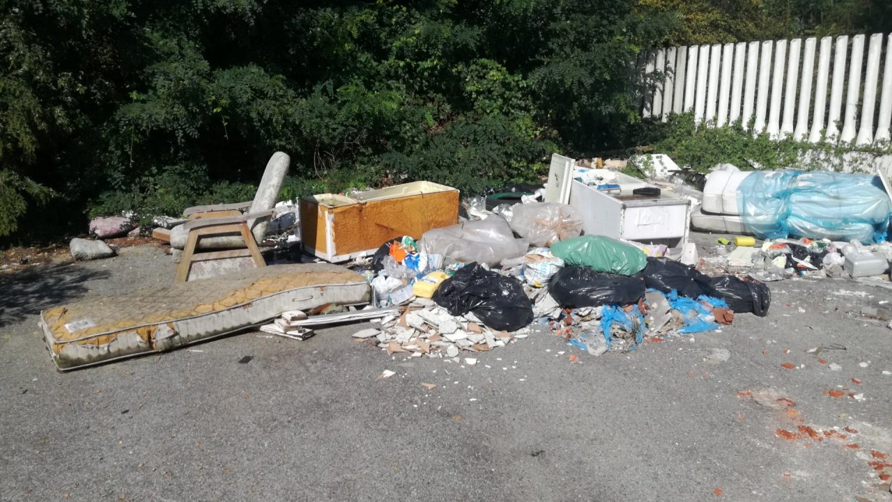 Immondizia abbandonata nell’area industriale: lo scempio continua