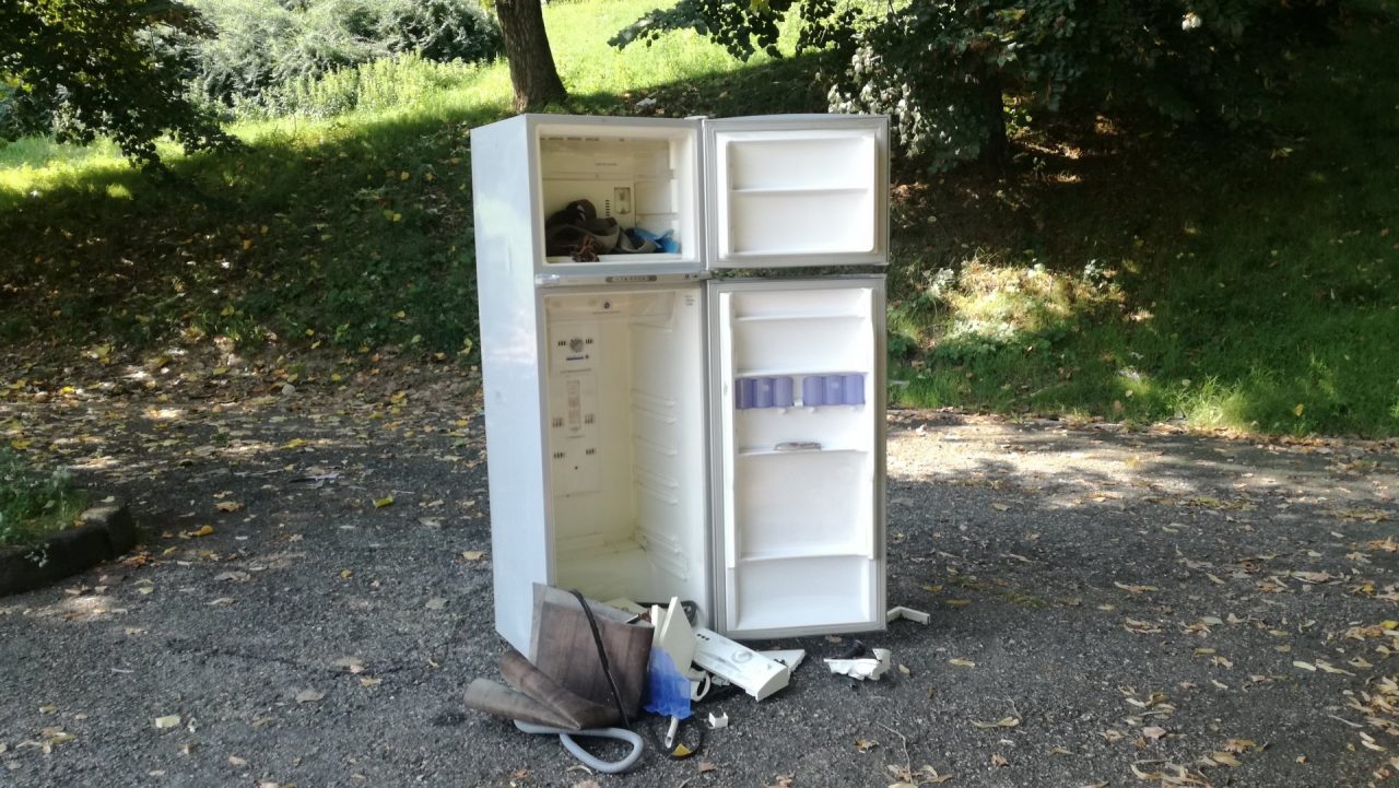 Frigo abbandonato nel parcheggio, incività a Rivarolo | FOTO