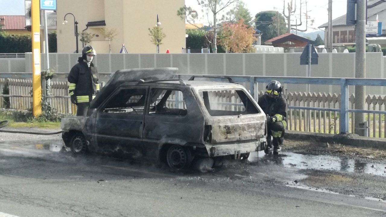Auto in fiamme, attimi di apprensione a Valperga