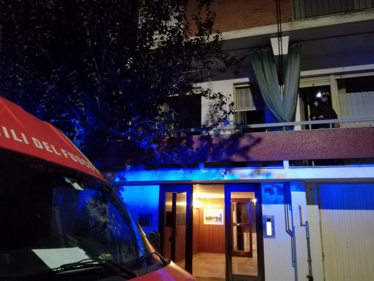 Intervento dei Vigili del fuoco in una palazzina alla stazione ferroviaria (VIDEO)