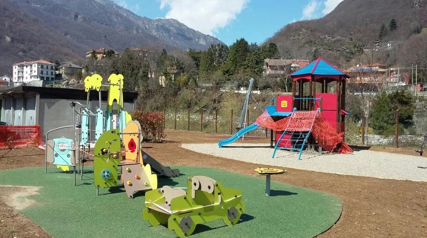 Atti vandalici a Pont e multe ai grandi che utilizzano le giostrine del parco