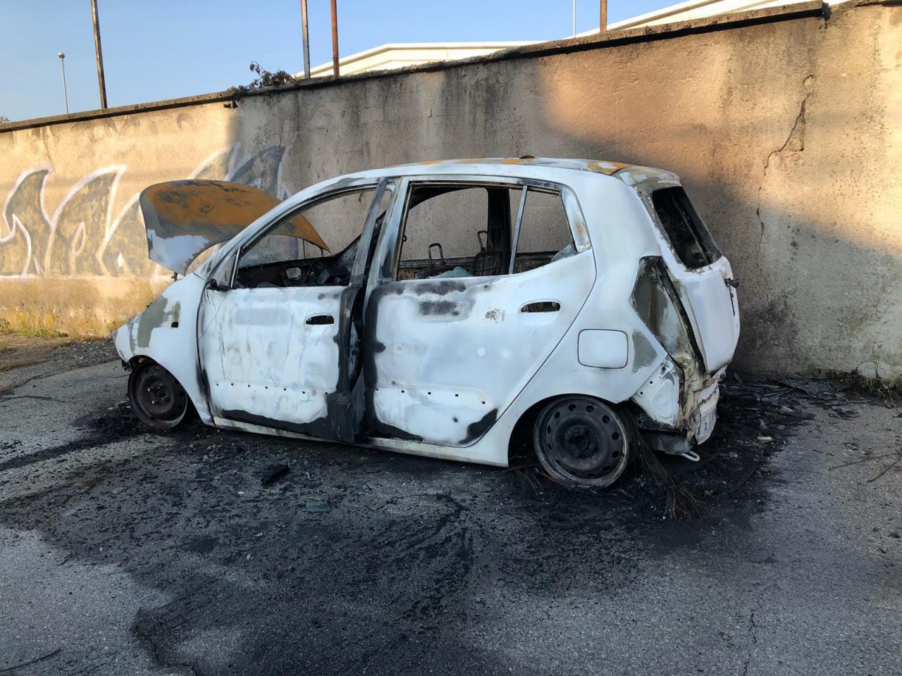 Auto incendiata a Borgaro, indagano i carabinieri