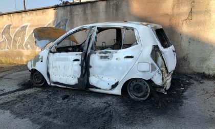 Auto incendiata a Borgaro, indagano i carabinieri