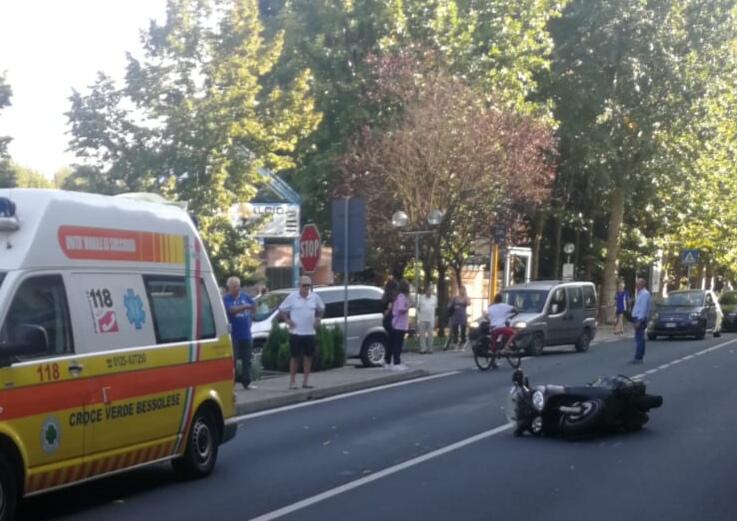Pensionato investito da uno scooter a Strambino