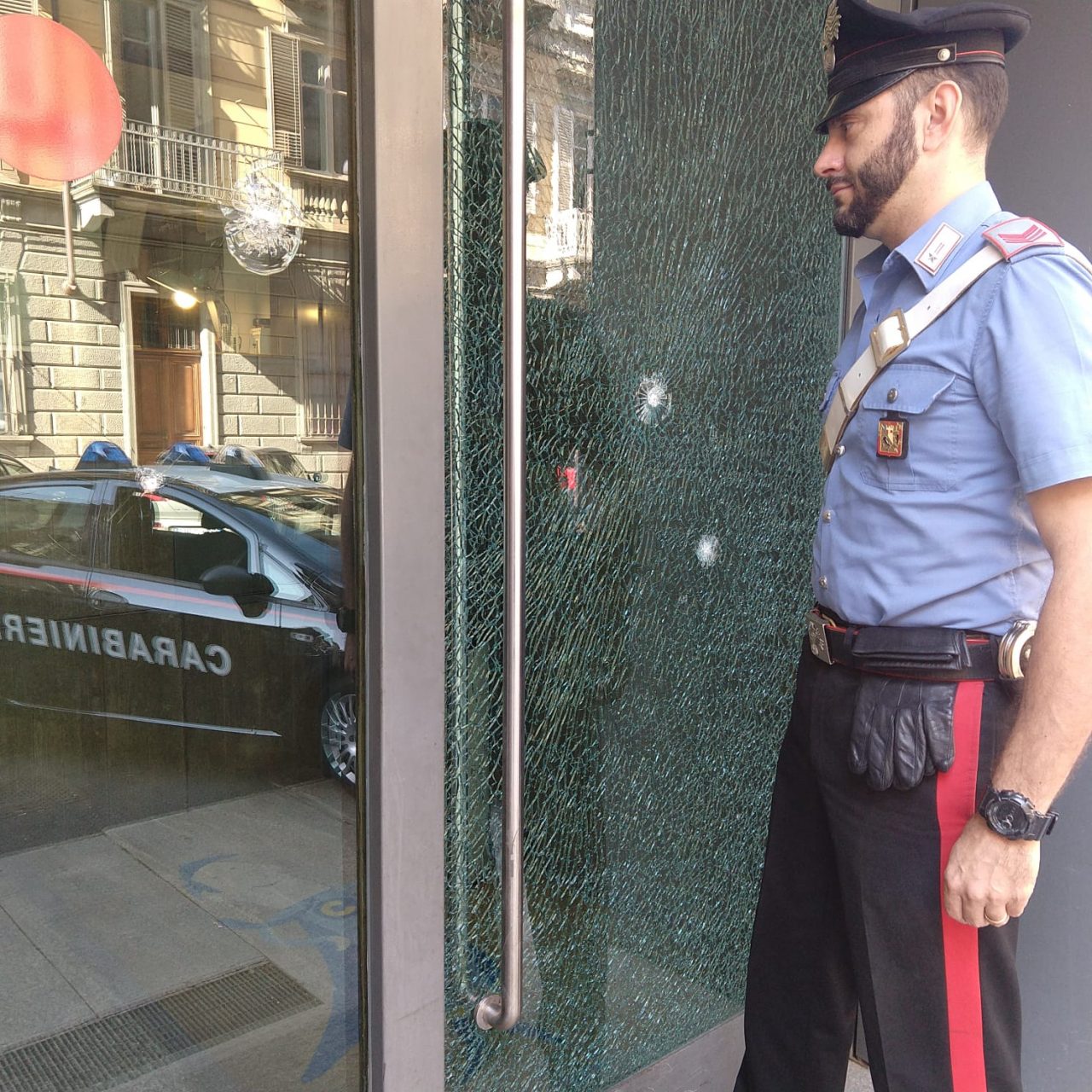 Pensionato prende a martellate la vetrina di una finanziaria