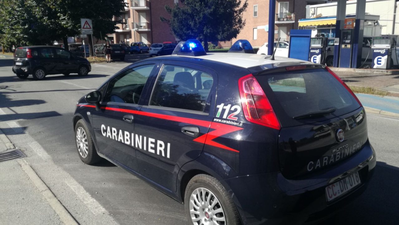 Auto parcheggiata senza freno a mano provoca incidente a Rivarolo | FOTO
