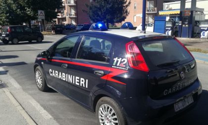 Auto parcheggiata senza freno a mano provoca incidente a Rivarolo | FOTO
