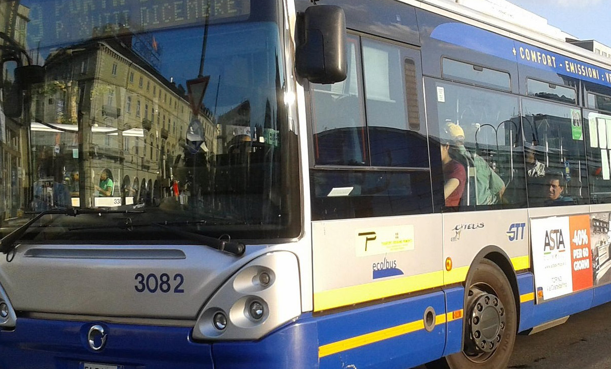 Incidente fra autobus e auto, 10 feriti