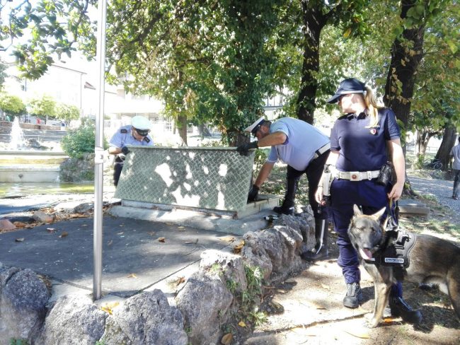 Cane poliziotto fascista, è polemica