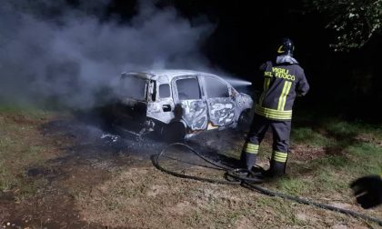 Fiano, auto in fiamme nei boschi