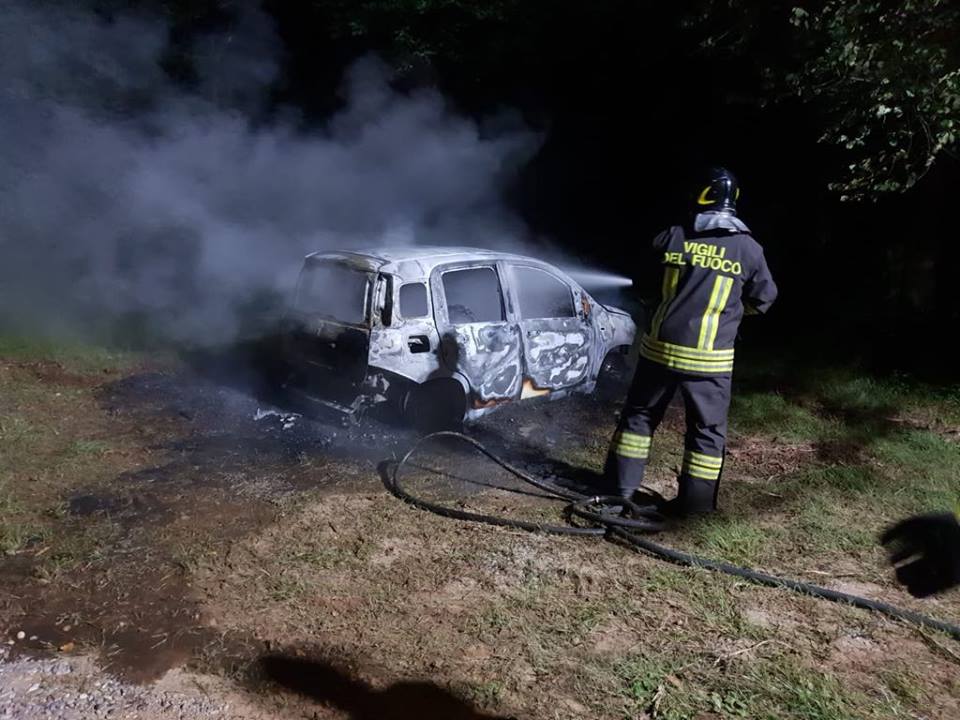 Fiano, auto in fiamme nei boschi