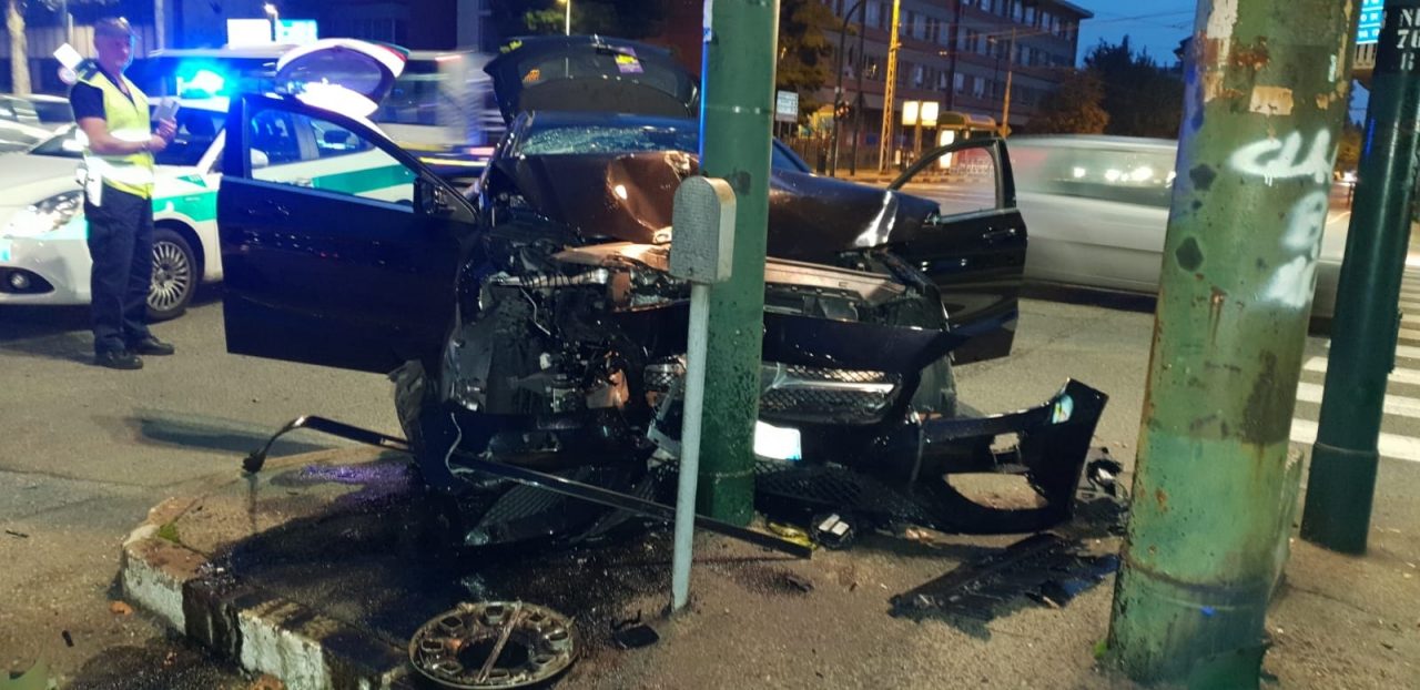 Auto contro semaforo, tre in ospedale LE FOTO