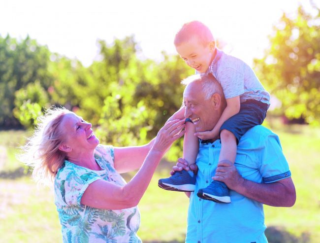 Auguri nonni: ultimi giorni per stupirli con una bella sorpresa sui nostri giornali!