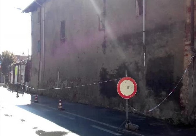 Cadono tegole e pietre via transennata per ragioni di sicurezza