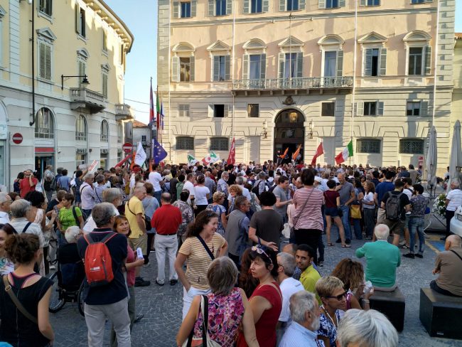 Protesta in piazza nella giornata in memoria delle vittime dell’immigrazione