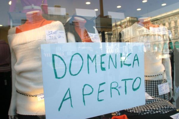 Negozi chiusi di domenica, posti di lavoro a rischio