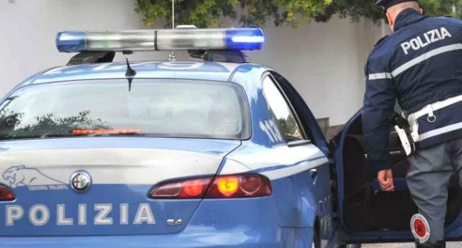 Ossessiona la ex e si nasconde al buio nel cortile del palazzo