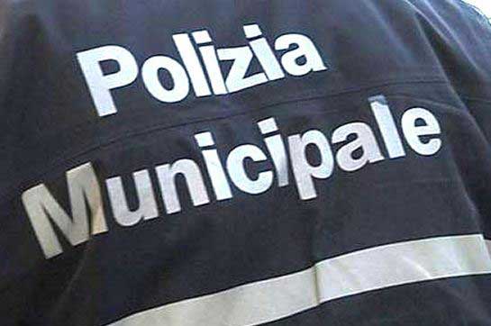 Auto rubata in sosta vietata, polemica dei cittadini su Facebook. Il Comune li denuncia
